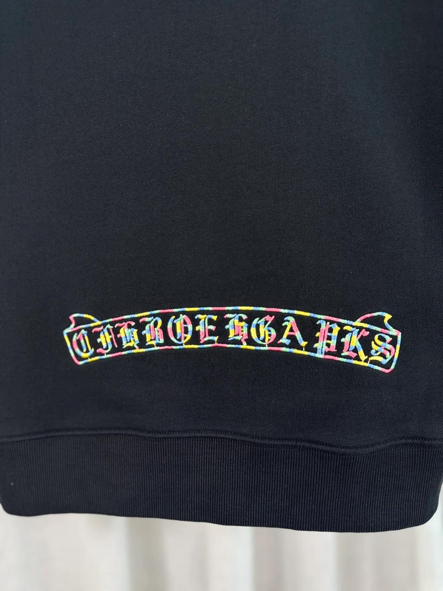 P260 top version, real shot without P, ​​different from market currency) 𝗖𝗵𝗿𝗼𝗺𝗲 𝗛𝗲𝗮𝗿𝘁𝘀/Cro Heart 2025 patch embroidery autumn and winter new original single counter American laser burnt 3D three-dimensional color embroidery couple casual sweatshirt 👑The highest version! Customized fabric 440g tripe terry fabric! American acid-washed and distressed original fabric laser burnt ✟appliqué embroidery and exquisite embroidery of letters! The best-selling model in the counter, very comfortable to wear. Accessories: original molded and authenticated collar label➕100% silk wash label. Genuine purchase-grade original hangtag��matching hanging rope➕3D hanging beads➕original packaging bag. Craftsmanship: The original version has consistent wiring! The highest version of the armhole matching technique! Color: White Black Size: S M L XL Style Number: 25-301